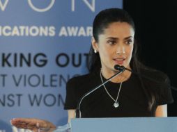 Hayek dio su discurso durante la segunda entrega de los premios Avon Global. AP /