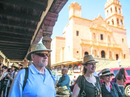 Distinguido. Jan Troell, director sueco, paseó junto con su hija por el Centro del poblado. EL INFORMADOR /
