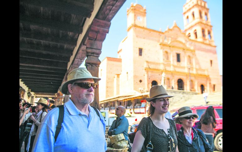 Distinguido. Jan Troell, director sueco, paseó junto con su hija por el Centro del poblado. EL INFORMADOR /