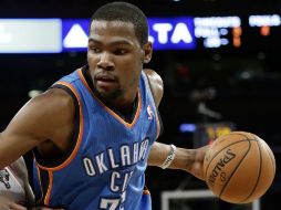 Kevin Durant aporta ocho rebotes y seis asistencias a la victoria de su equipo. AP /
