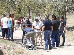 El cuerpo, encontrado a cien metros de la carretera Tepatitlán-Arandas, fue trasladado para continuar con los peritajes. ARCHIVO /