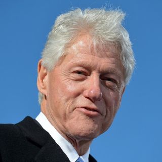 Clinton pide anular ley que excluye beneficios a parejas homosexuales