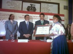 El alcalde de Guadalajara, Ramiro Hernández entrega reconocimiento a la artesana wixárika, María Elena Medina.  /