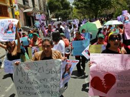 Mujeres bolivianas y activistas del feminismo marchan por las calles de La Paz. EFE /