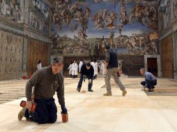 Trabajadores pulen el piso de la Capilla Sixtina que se prepara para iniciar el Cónclave el próximo martes 12 de marzo. AP /