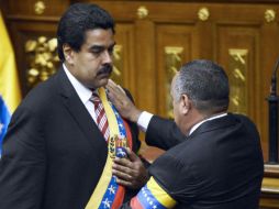 El presidente del Congreso, Diosdado Cabello (d), otorga a Maduro la banda presidencial de Venezuela. AFP /