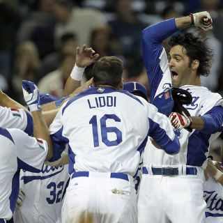 Italia apalea a Canadá 14-4