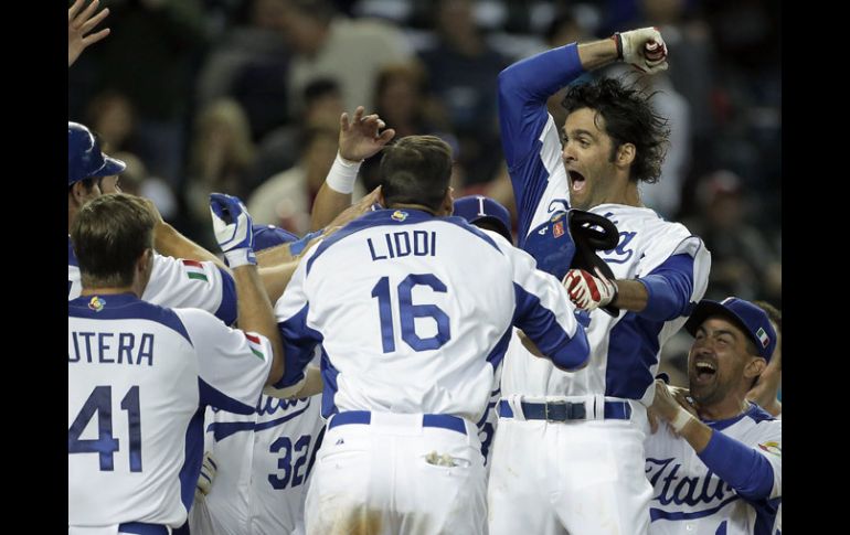 Los italianos celebran su segunda victoria en el Clásico Mundial ahora sobre Canadá. AP /