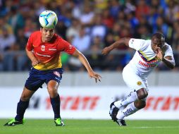 Christian Benítez (der) anota de nuevo para darle puntos al América. AFP /