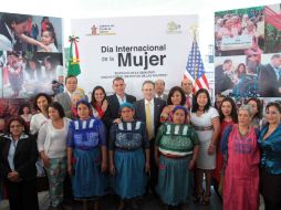 El embajador de EU en México, Anthony Wayne,  junto con Gabino Cué, en la ceremonia de conmemoración del Día Internacional de la Mujer. NTX /