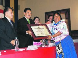 El alcalde Ramiro Hernández entrega la distinción a María Elena Medina González, en la categoría Arte y cultura. ESPECIAL /