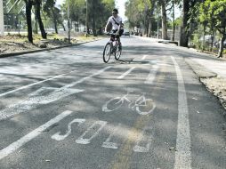 Ciclovía ubicada frente al Centro Universitario de Ciencias Económico Administrativas, una de las que ya existen en la ciudad. EL INFORMADOR /