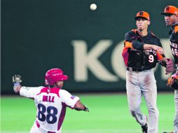 Andrelton Simmons (9) pone fuera a Alexei Bell en la intermedia y tira a la primera para completar el doble play. AP /