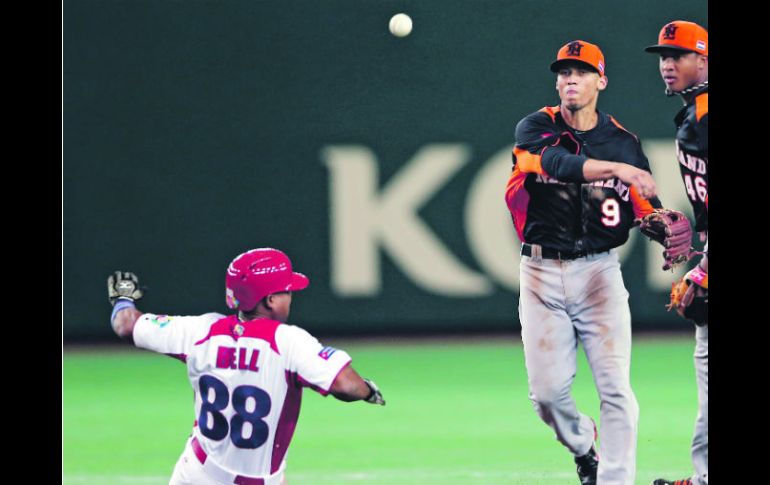 Andrelton Simmons (9) pone fuera a Alexei Bell en la intermedia y tira a la primera para completar el doble play. AP /