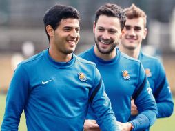 Carlos Vela (izquierda) y sus compañeros dialogan al finalizar el entrenamiento de la Real Sociedad. EFE /
