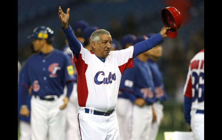El entrenador cubano, Primitivo Díaz celebra después del triunfo de su equipo frente a Taiwán. AP /