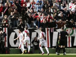 El delantero del Rayo Vallecano Chori Domínguez (i) celebra con Leo Baptistao (c) y José Manuel Casado el gol marcado al Espanyol. EFE /
