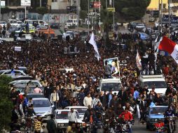 Centenares de personas acompañan al féretro de un manifestante que murió durante los recientes disturbios en Port Said. EFE /