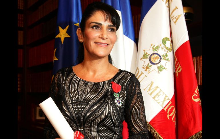 La escritora mexicana Lydia Cacho sonríe tras ser condecorada por la embajadora de Francia en México. EFE /
