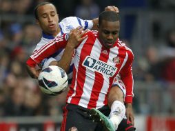 Andros Towsend (i) del Queens Park disputa la pelota a Danny Rose, del Sunderland. AFP /