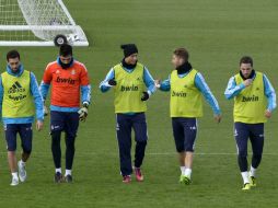 Jugadores del Real Madrid durante el entrenamiento, hoy en Valdebebas. EFE /
