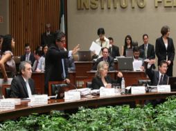 El IFE propone que la actual credencial de elector con fotografía sirva también como cédula de identificación. ARCHIVO /