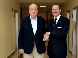 El neurocirujano Manuel de la Torre (d) fue el encargado de la operación del rey Juan Carlos (i). ARCHIVO /