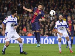 Alexis Sánchez conecta de cabeza el balón para anotar el primer gol del Barcelona. AP /