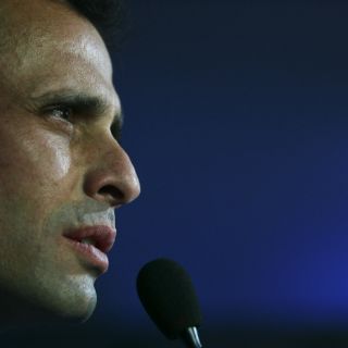 Capriles analiza si acepta candidatura opositora