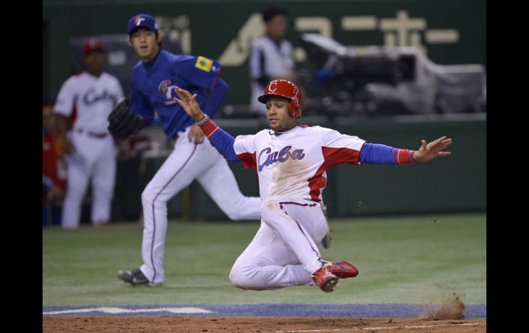Yulieski Gourriel  se barre en home para anotar una carrera más para Cuba. EFE /