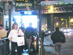 Salida. “No quedaba más remedio que buscar otra alternativa si deseaba seguir bebiendo whisky nacional en una mesa del bar Orsai”. ESPECIAL /