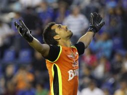 El portero de Jaguares, édgar Hernández, celebra el gol del empate. EFE /