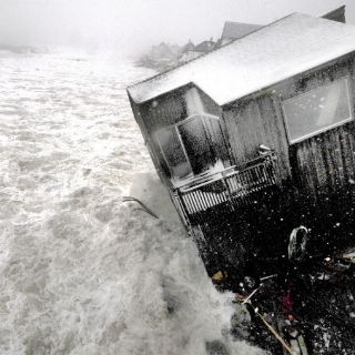 Marejada destruye viviendas en noreste de EU