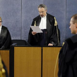 Berlusconi, hospitalizado por problemas oculares