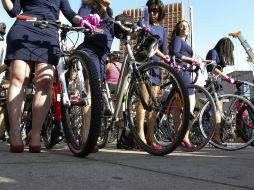 Las mujeres en tacones recorrieron en bicicleta unos 10 kilómetros. NTX /