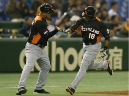 Curt Smith (d) de Holanda celebra con Ben Thijssen tras anotar un jonrón. EFE /