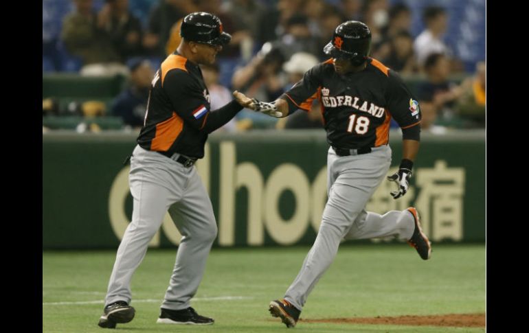 Curt Smith (d) de Holanda celebra con Ben Thijssen tras anotar un jonrón. EFE /