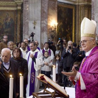 Cardenales rezan en iglesias de Roma en vigilia de la elección papal