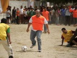 El ex candidato a gobernador (c) durante una 'cascarita'  en el nuevo centro recreativo. ESPECIAL /