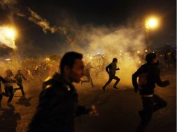 La ira de los hinchas desembocó también en enfrentamientos con la policía en la capital. AFP /