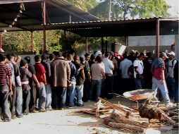 Los indocumentados recibieron atención médica y alimentación para ser trasladados a la PGR local. ARCHIVO /