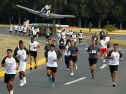 DE LA MANO CON EL EJÉRCITO. Los participantes de la carrera llegaron a compartir el espacio con los soldados de la región militar.  /
