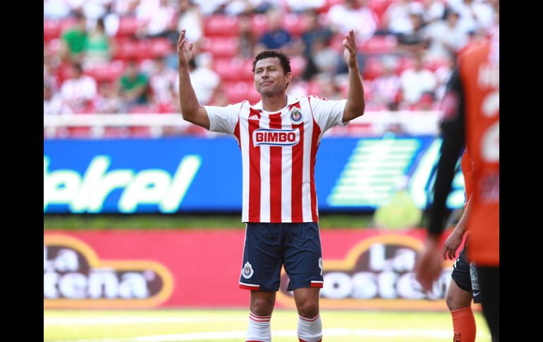 Miguel Sabah tuvo para meter el segundo gol de Chivas pero falló en la definición.  /
