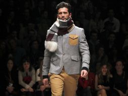 Un modelo presenta una creación del diseñador Nuno Gama, durante la Semana de la Moda de Lisboa. EFE /