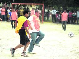 El presidente de Alianza Ciudadana, Enrique Alfaro, convivió con habitantes de la Colonia del Barro en su nuevo centro recreativo. EL INFORMADOR /