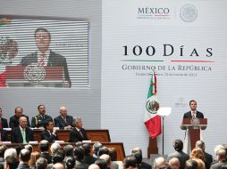 El presidente, Enrique Peña Nieto, ofreció el mensaje acompañado de su familia y de su gabinete. EFE /