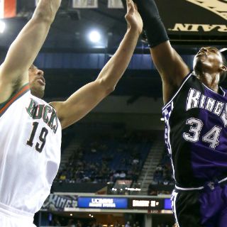 Gustavo Ayón juega su mejor partido con los Bucks