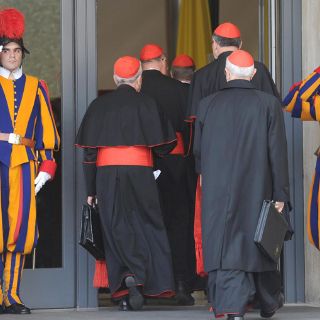 Cardenales analizan a puerta cerrada situación del ''banco vaticano''