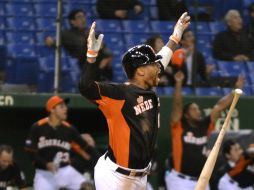 Kalian Sams festeja el haber otorgado el triunfo a su país. AFP /