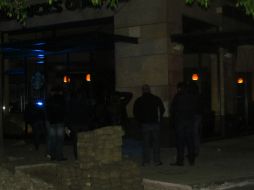 La mujer quedó tirada boca abajo, junto a un establecimiento de las avenidas López Mateos y Las Fuentes.  /